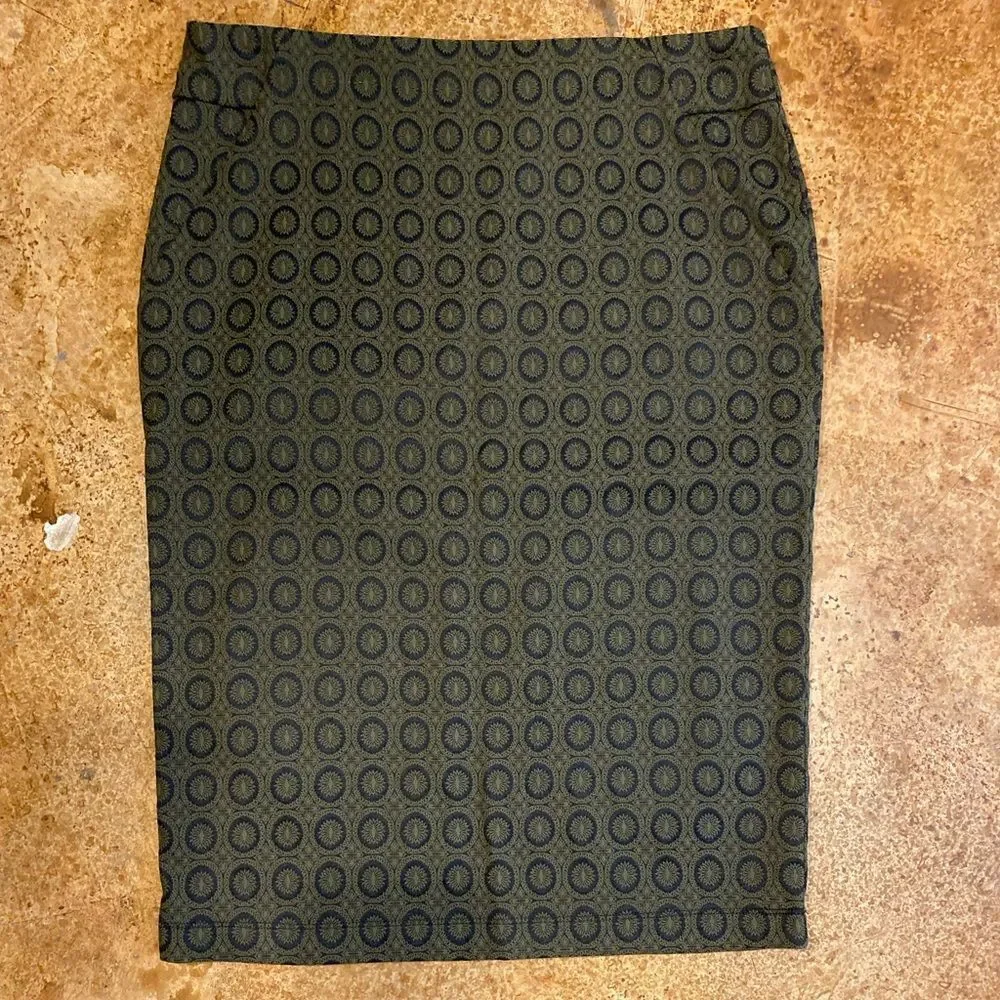 SOHO Apparel Ltd. Black and olive‎ medallion pull on stretch pencil skirt